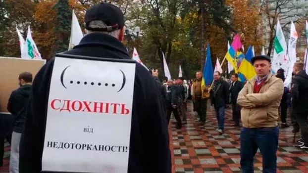 Михомайдан: в Киеве радикалы захватили часть правительственного квартала, есть пострадавшие  