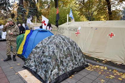 В Киеве протестующие провели ночь в палаточном городке у здания Рады