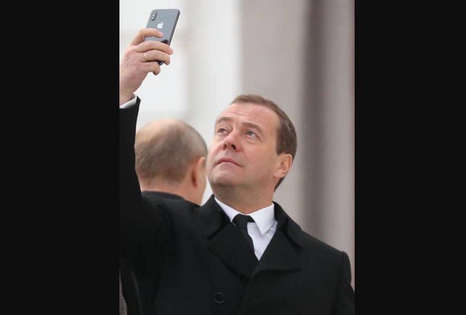 Дмитрий Медведев обзавелся iPhone X