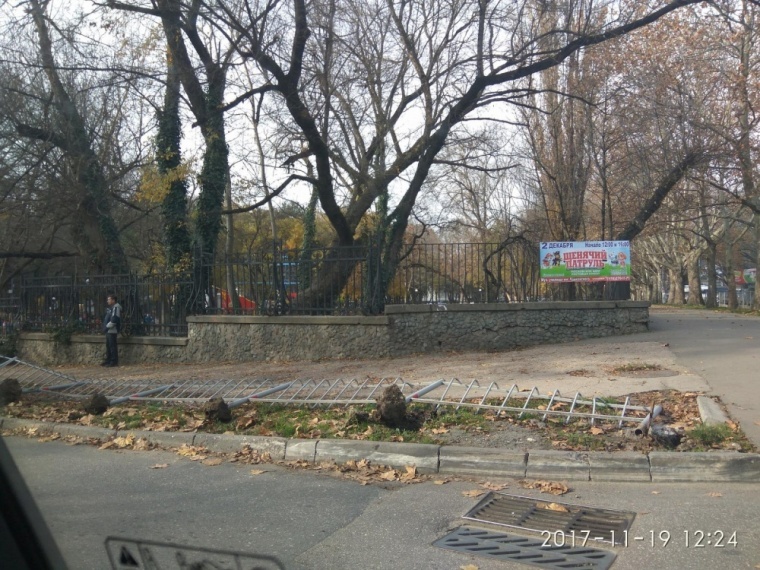 Фотофакт: иномарка в Симферополе снесла забор