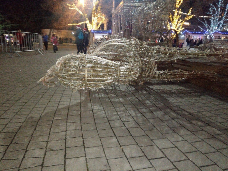 В Севастополе заново нарядили разграбленную елку, но повалили коня [фото]