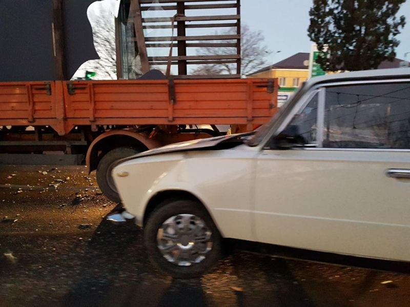 В ДТП на дорогах Крыма пострадал ребенок, мопед угодил под грузовик, разбита полицейская машина [аварийная хроника]