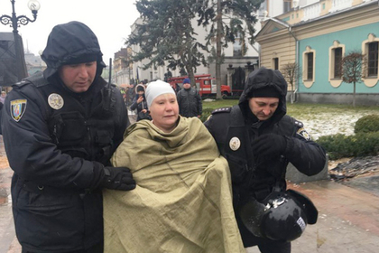 Голая киевлянка с веслом потребовала от Порошенко «грести» с Украины