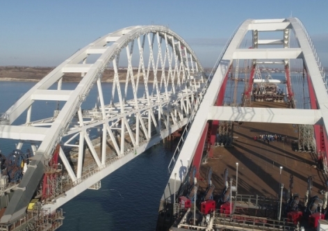 Строители устанавливают на Крымском мосту защиту от землетрясений