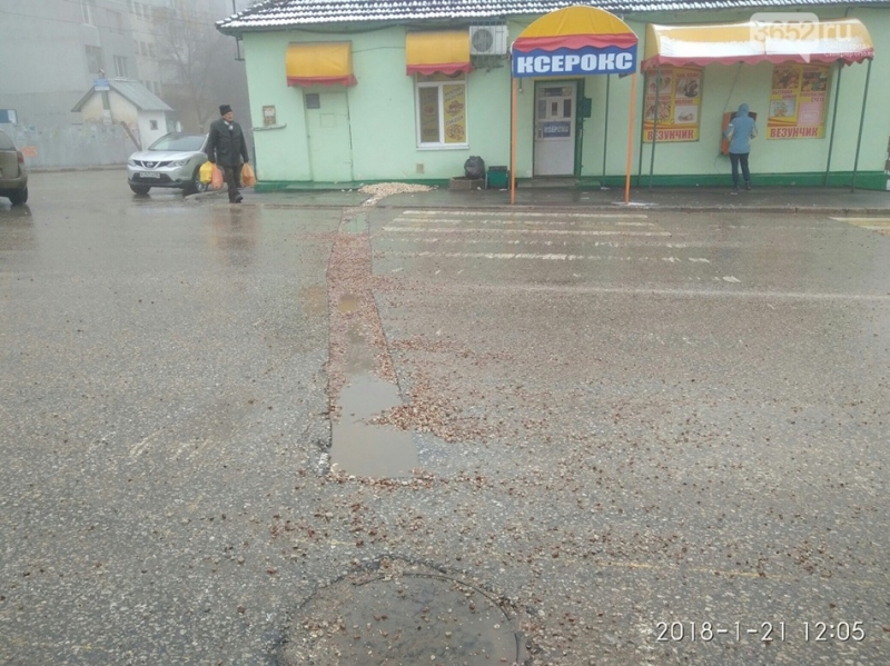 Фотофакт: в Симферополе трубопровод магазина испортил проезжую часть