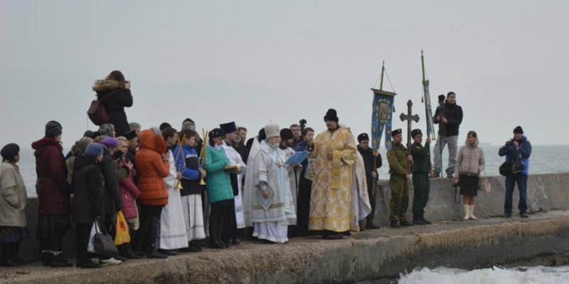 Крещение в Крыму: семь тысяч купальщиков и несчастный случай в храме [фото, видео]