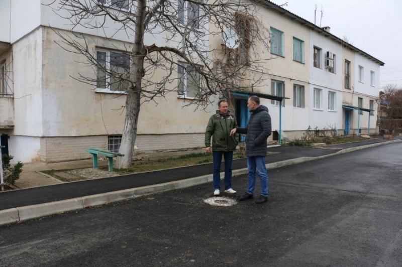 В Севастополе после проверки "дворового" ремонта чиновник горхоза получил выговор [фото]