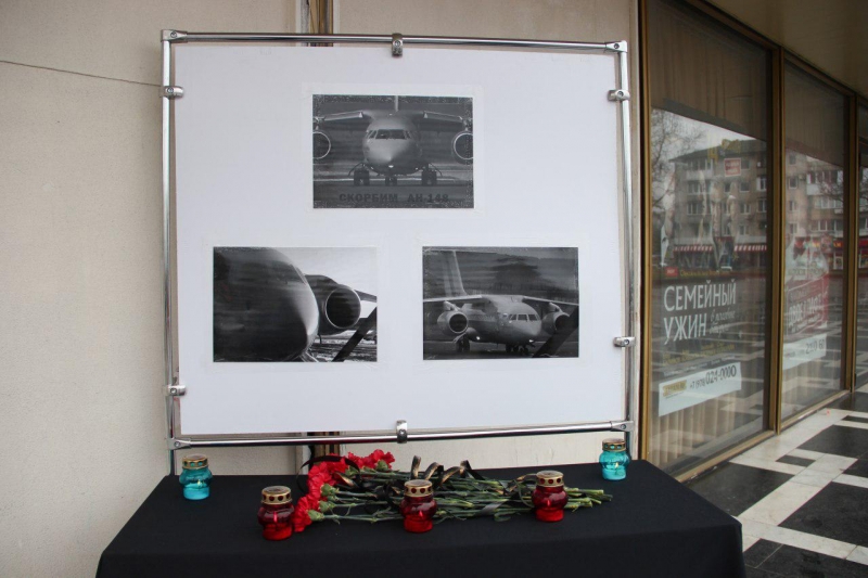 Трагедия Ан-148: симферопольцы несут цветы в память о жертвах крушения