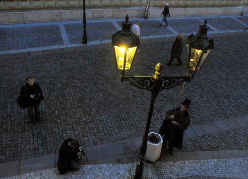 Кому повезет: в Симферополе начали менять лампы в уличных фонарях