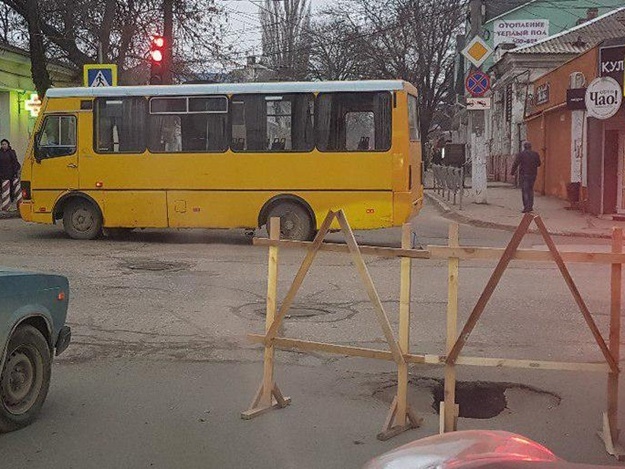 Получи ответ: почему в центре Симферополя не могут починить провалившуюся дорогу