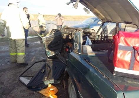 В Крыму "семерка" столкнулась с грузовиком - двое пострадавших [фото]
