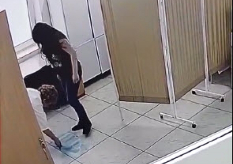 В Крыму ищут женщину, подбросившую новорожденную девочку в поликлинику [видео]