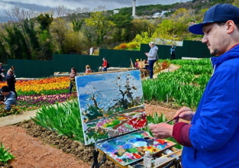 На открытие крымского парада тюльпанов художников пропустят бесплатно