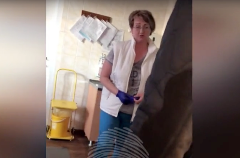 Видео: пьяная женщина-врач отказала пациентке в приеме