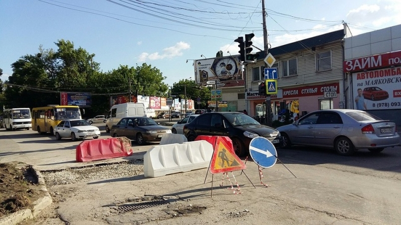 Выкрутились: в Симферополе на улице Маяковского убрали провал