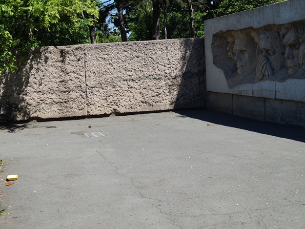 Фотофакт: вандалы разрушают мемориал на месте массовых расстрелов в Симферополе