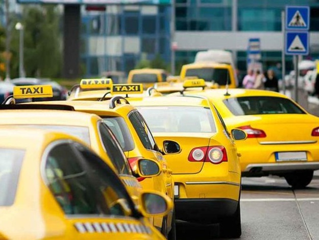 В Крыму начались проверки таксистов: что интересует ГИБДД