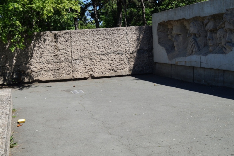 Фотофакт: вандалы разрушают мемориал на месте массовых расстрелов в Симферополе