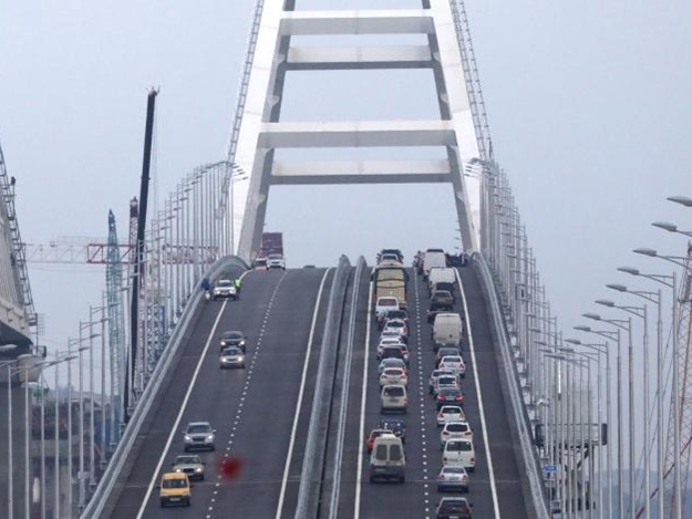 Получи ответ: почему не все автобусы пускают по Крымскому мосту