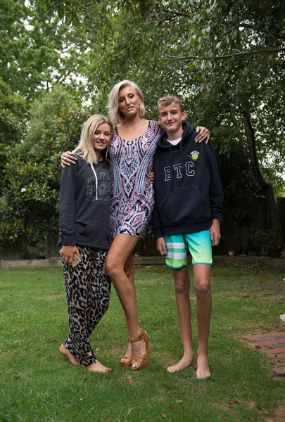 «У меня самые длинные ноги в мире»: заявила 40-летняя мать двоих детей
