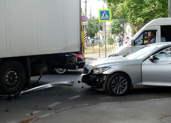 Фотофакт: в центре Симферополя элитный седан догнал грузовик