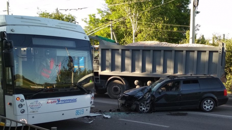 В Крыму иномарка влетела в троллейбус