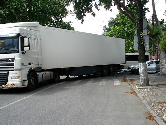 Фотофакт: в центре Симферополя элитный седан догнал грузовик