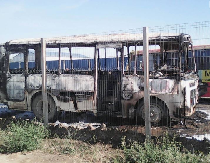 Фотофакт: у Крымского моста горел автобус со строителями