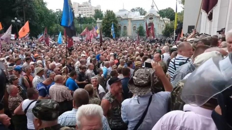В Киеве атаковали Верховную раду, в ход пошли дубинки и слезоточивый газ