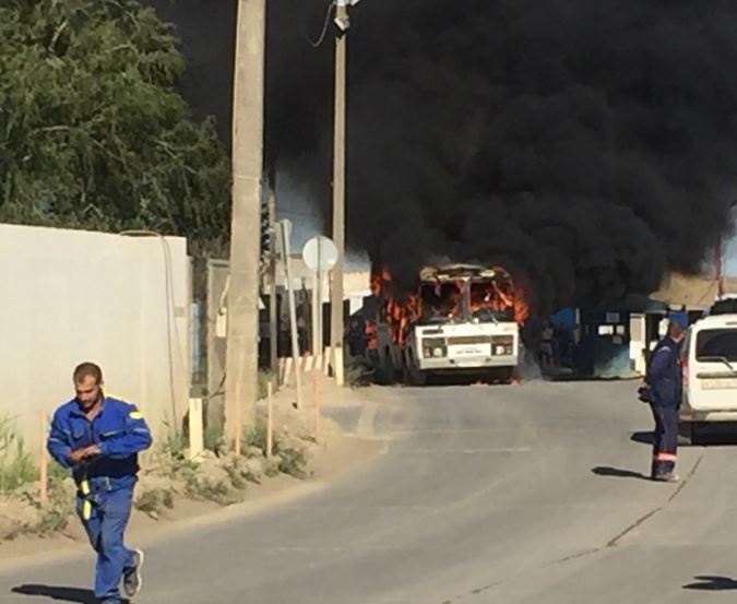 Фотофакт: у Крымского моста горел автобус со строителями