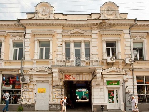 Снимите это немедленно: в Симферополе бизнесмены убрали рекламу с фасада исторического здания