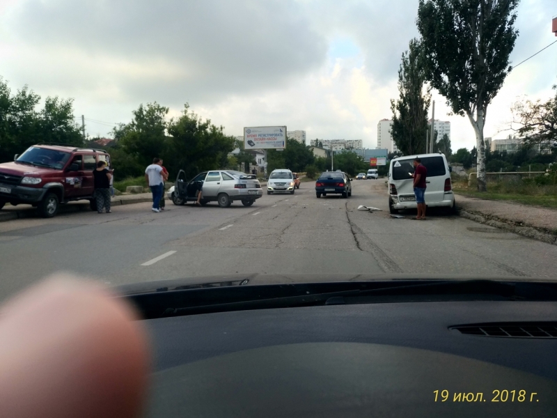 В Севастополе водитель на ВАЗе протаранил припаркованный микроавтобус [фото]