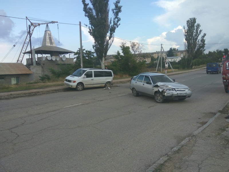 В Севастополе водитель на ВАЗе протаранил припаркованный микроавтобус [фото]