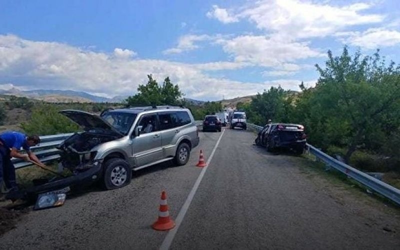 В Крыму при столкновении двух иномарок пострадали 11 человек, в том числе 5 детей
