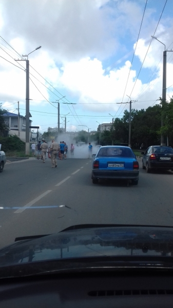 В Севастополе на съезде с "огурца" загорелся автомобиль [фото, видео]