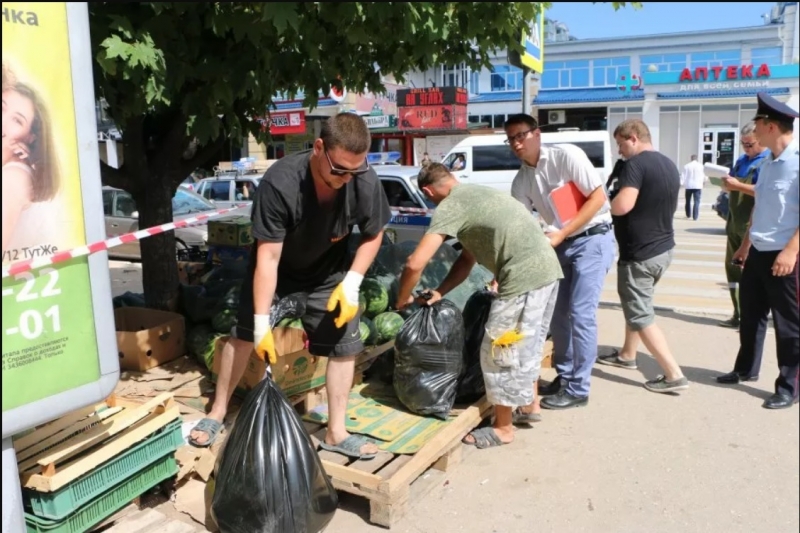 В Севастополе у "стихийщиков" отбирают арбузы и малину [фото]