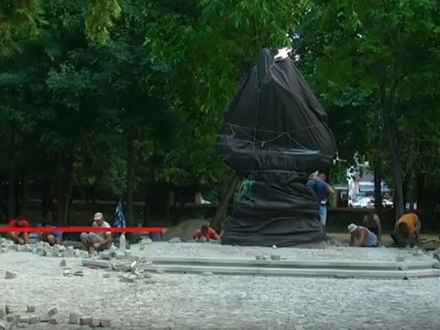 Видеофакт: в Симферополя установили памятник святым Петру и Февронии