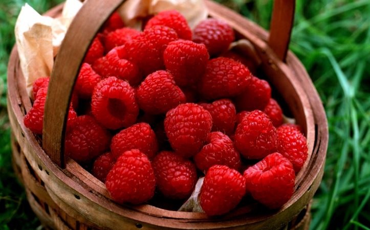 Время наступило: сколько стоят сезонные ягоды и фрукты в Симферополе