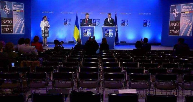  Выступление Порошенко перед пустым залом на саммите НАТО высмеяли в Сети 
