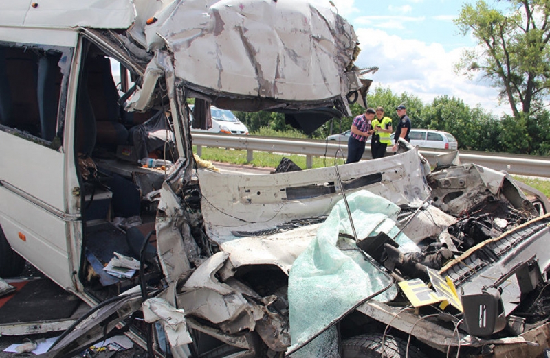 В ДТП с грузовиком на Украине погибли женщина и девочка из России [фото]