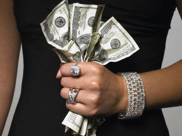 Новый развод : в Ялте женщина в крови пытается выманить деньги