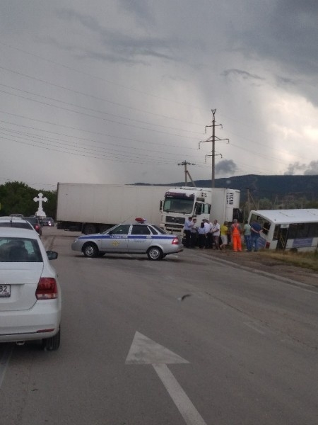 Фотофакт: на трассе Симферополь-Феодосия фура снесла автобус с пассажирами
