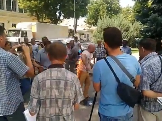 Видеофакт: на акции протеста против Крымской розы мужчина поджег себя