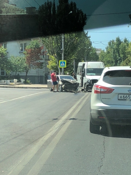 В центре Севастополя легковушка столкнулась с микроавтобусом [фото, видео]