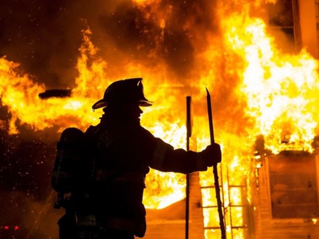 Ночной пожар: из пылающего симферопольского дома вывели 15 человек
