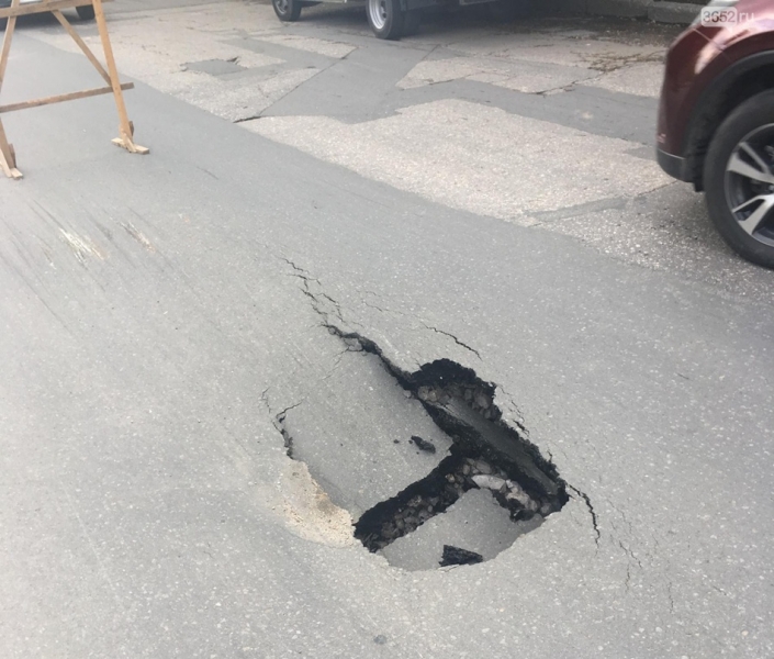 Фотофакт: в центре Симферополя провалилась новая дорога