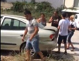 В Севастополе "Форд" снес ограждение и залетел во двор "шиномонтажки" [видео]