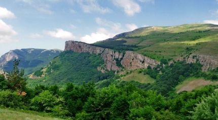 В крымских горах спасли собирателя кизила и 23-летнего туриста