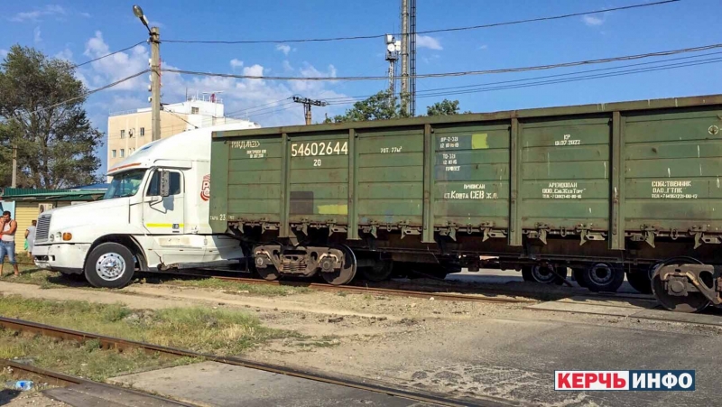 На Керченской переправе поезд снес грузовик — пострадали 4 авто и магазин