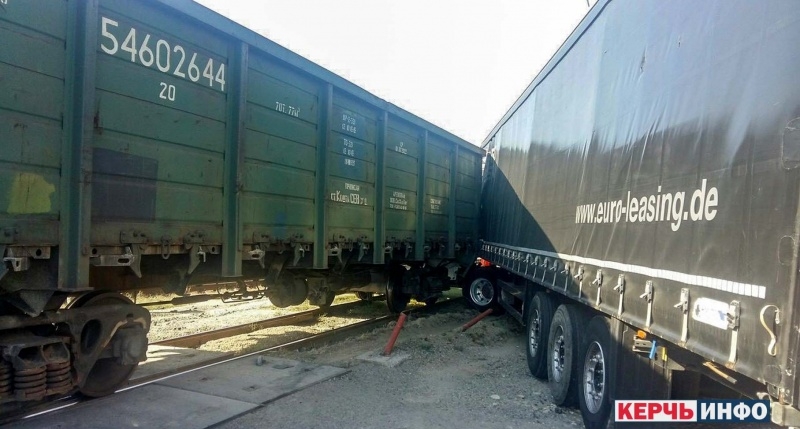 На Керченской переправе поезд снес грузовик — пострадали 4 авто и магазин